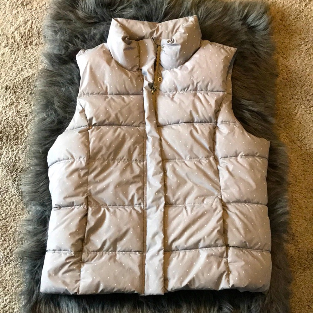 Puffy light gray gap vest